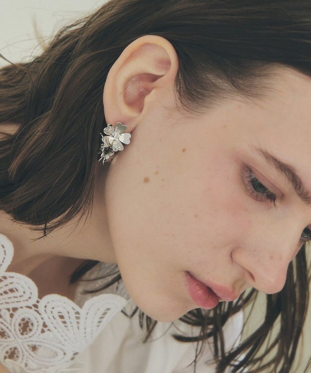 YECCA VECCA メタルフラワーピアス Silver