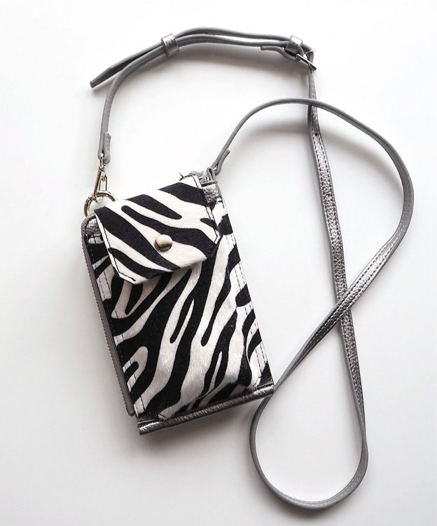 LA BAGAGERIE 【インスタグラマー chiyoさん×LA BAGAGERIE】コンビスマホショルダー シルバー×ゼブラ