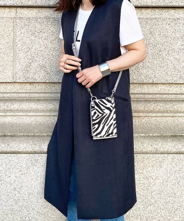 LA BAGAGERIE 【インスタグラマー chiyoさん×LA BAGAGERIE】コンビスマホショルダー シルバー×ゼブラ