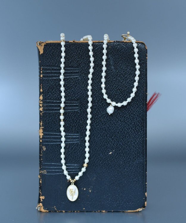 monshiro 【セレモニーにも】スズラングラスパールロングネックレス（メガネチェーンにも）