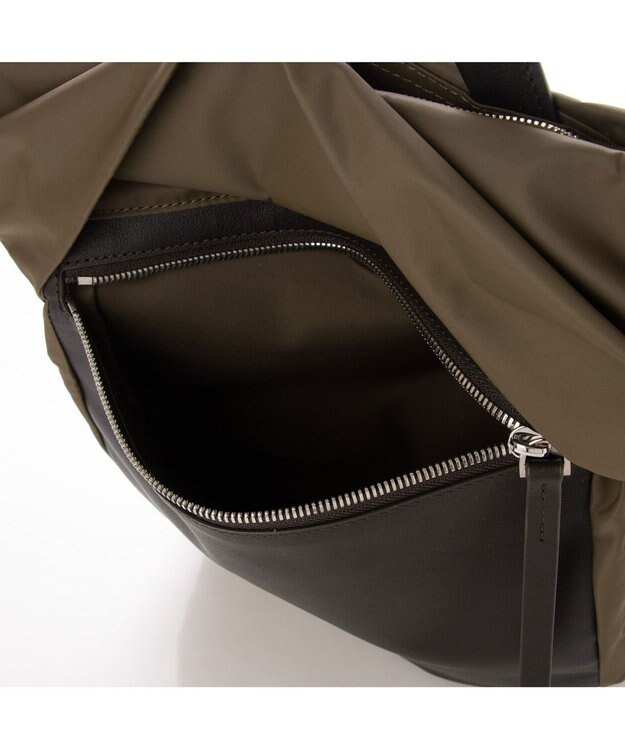 Y'SACCS リサイクルナイロン×カウレザー ラップリュック カーキ