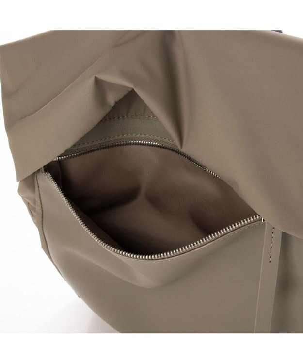 Y'SACCS リサイクルナイロン×カウレザー ラップリュック グレージュ