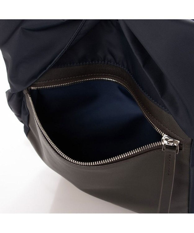 Y'SACCS リサイクルナイロン×カウレザー ラップリュック ネイビー