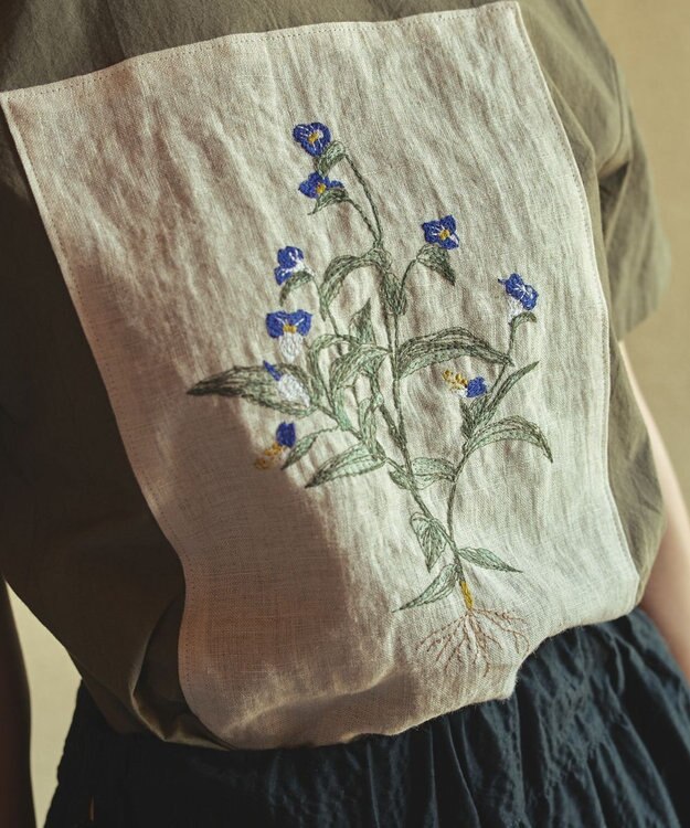 muuc つゆ草刺繍半袖プルオーバー〈日本製・上質な天然素材・遠州織物〉〈繊細なオリジナル花刺繍〉〈ゆったりフリーサイズ〉〈上品な大人の布帛Tシャツ〉 カーキ