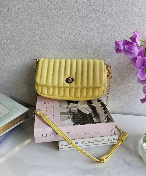 style code 【MERCURYDUO/マーキュリーデュオ】ストライプキルティング　フラップショルダーバッグ イエロー