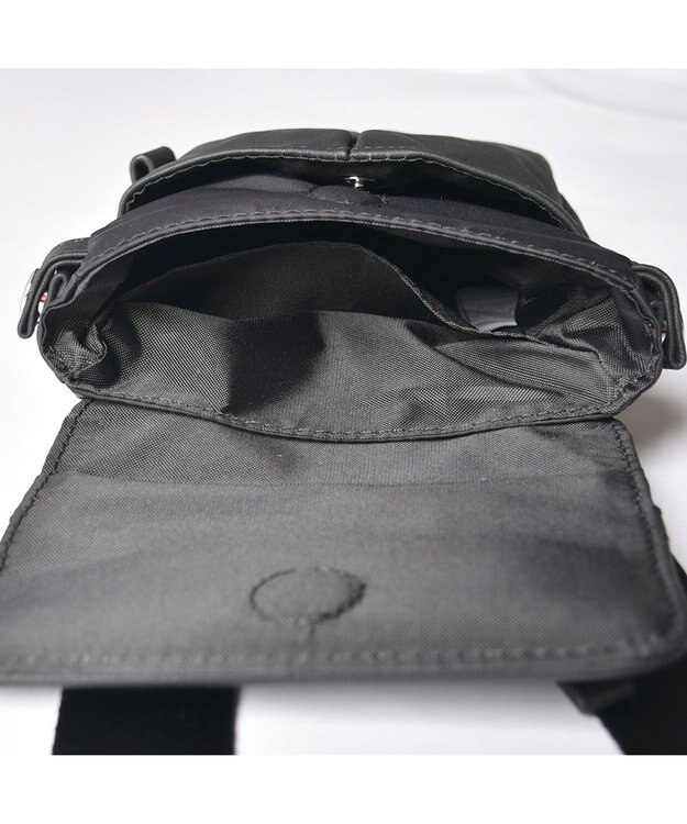 Y'SACCS ナイロン×牛革コンビシリーズ　縦型ポシェット ブラック