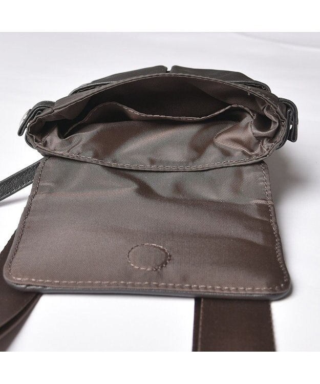 Y'SACCS ナイロン×牛革コンビシリーズ　縦型ポシェット チョコ
