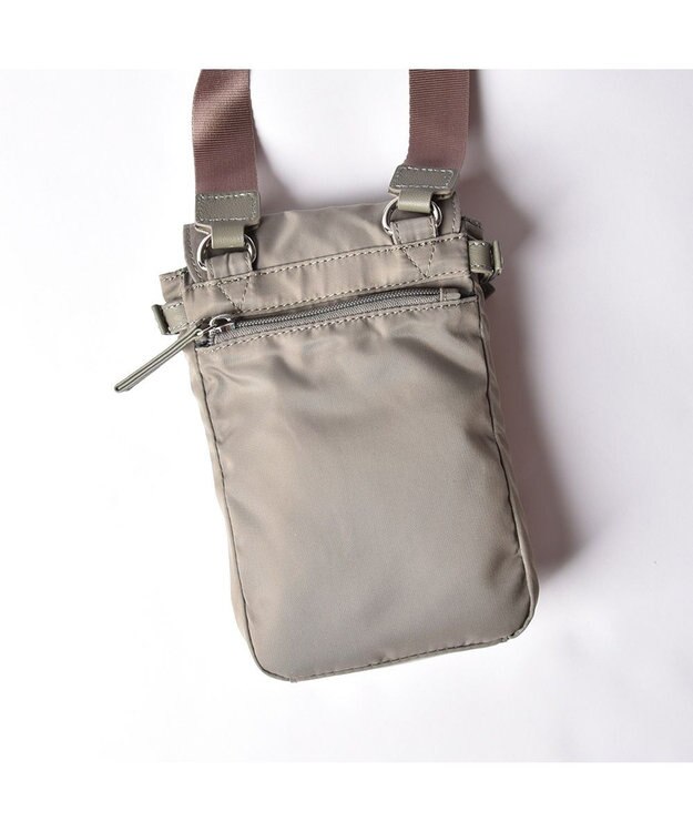 Y'SACCS ナイロン×牛革コンビシリーズ　縦型ポシェット グレージュ