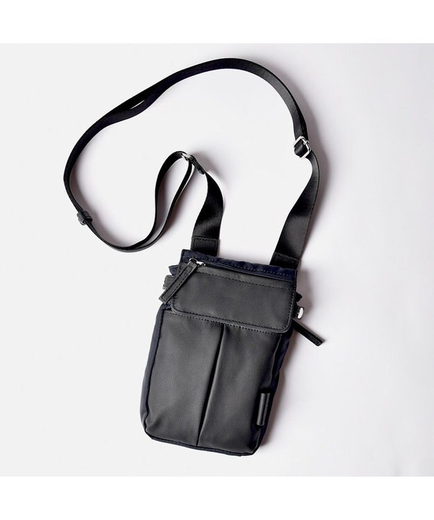 Y'SACCS ナイロン×牛革コンビシリーズ　縦型ポシェット ネイビー