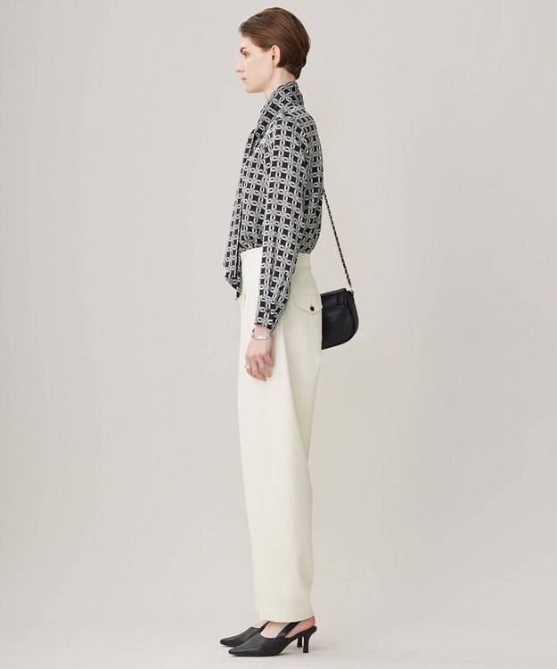 ICB 【洗える】レトロウォールペーパープリント ブラウス オフホワイト×ブラック系