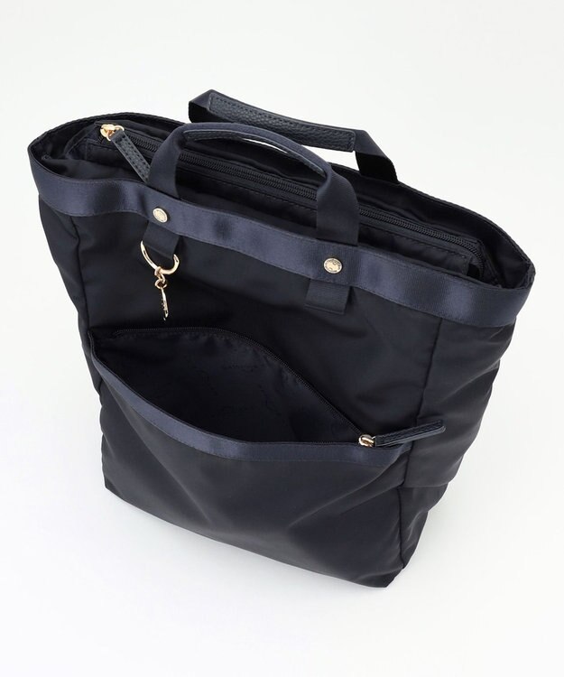 LA BAGAGERIE チャーム付き　ナイロンスクエアリュック ネイビー