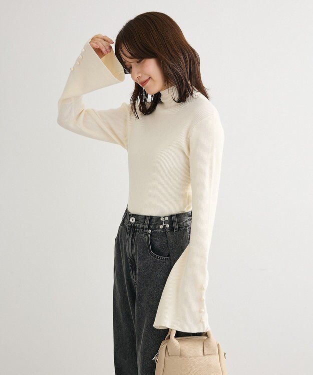 Green Parks ・ｓｗｉｎｇ　ｂｙ　袖パールボタンフレアリブニット Off White