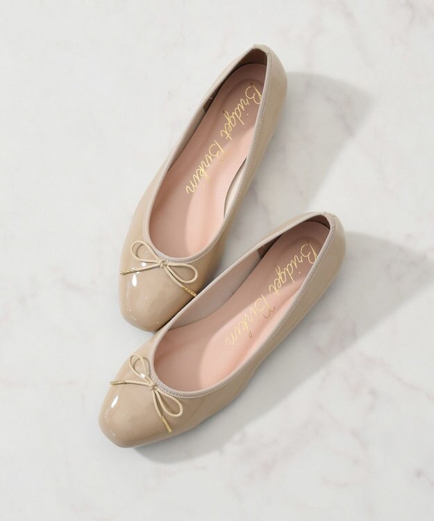 Bridget Birkin 【Bridget Birkin】スクエアトゥリボンレインフラットパンプス ベージュエナメル