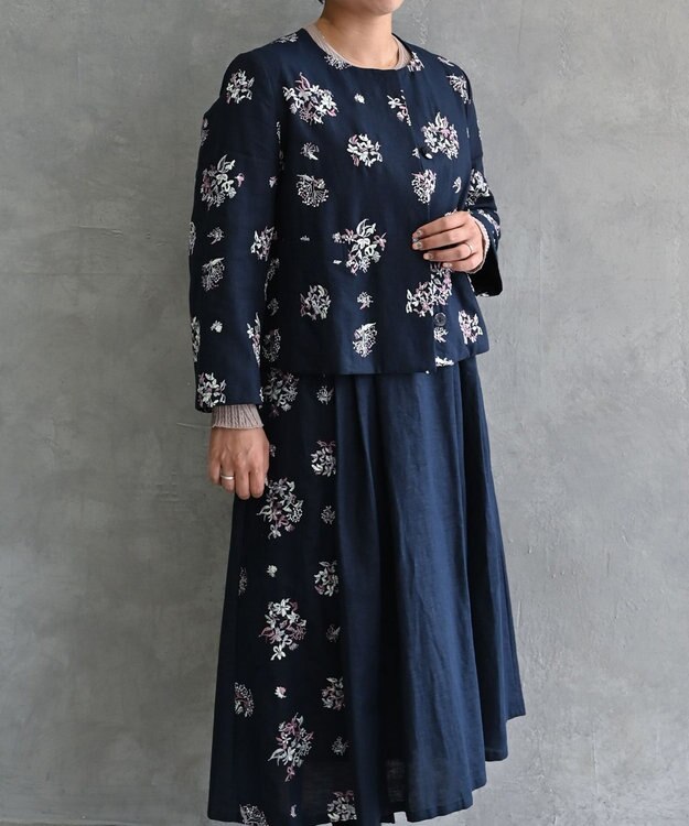 muuc 〈コットン×リネン〉〈高品質なドライタッチ生地〉〈遠州織物の工場で織られた上質な生地〉野小花刺繍 ウエスト後ろゴムあり 裏地あり ギャザースカート ネイビー