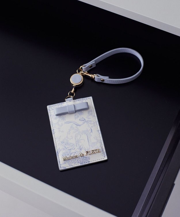 Maison de FLEUR リール付きフラワーガーデン柄パスケース Sax