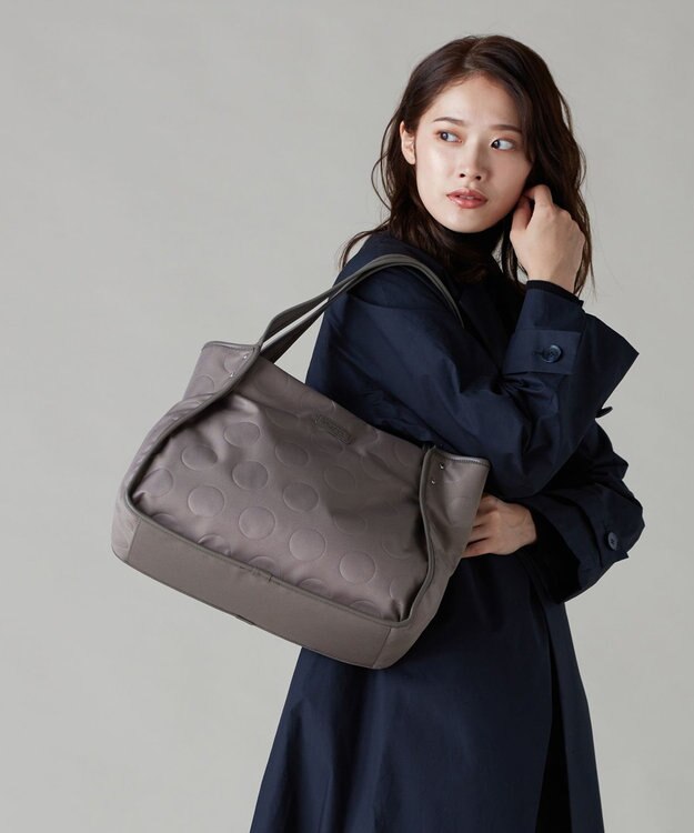 Y'SACCS ヒートエンボス ポルカドットトート Mサイズ グレージュ