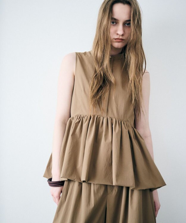 uncrave クールタッチカラータイプライター ペプラムブラウス キャメルベージュ