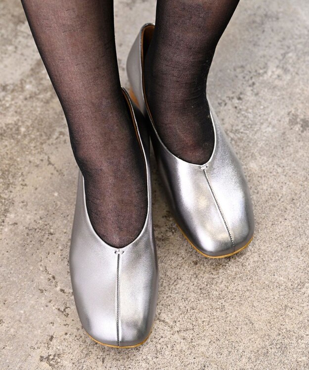 APOM オブリークトゥローヒールパンプス40 シルバー