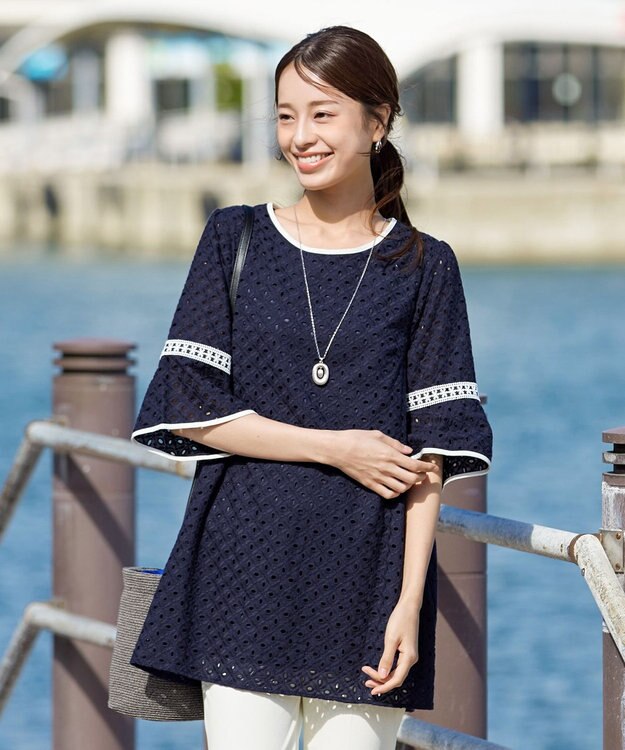 Tiaclasse 【小倉優子さん着用・洗える】パンチングレース配色チュニック ネイビー×オフホワイト