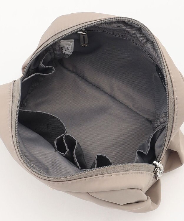 Y'SACCS 【ナイロンタフタ】トラベルポーチ グレージュ