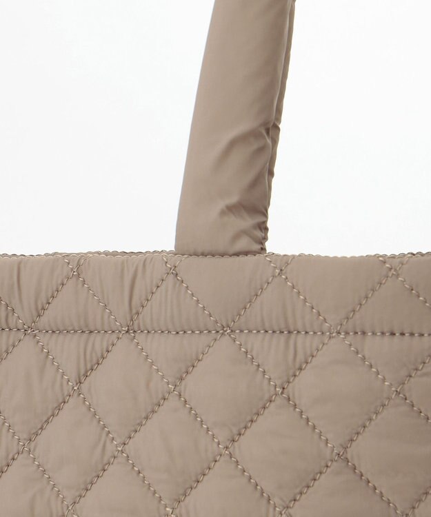 LA BAGAGERIE 【LA BAGAGERIE×HELLO KITTY】リボンチャーム付き　キルティングトート グレージュ