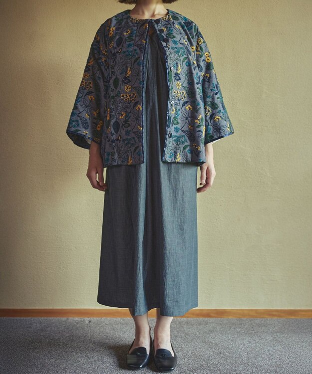 muuc 筆記帳刺繍ショートコート〈国産・muucオリジナル総柄刺繍〉〈上質な綿混ダンガリー〉〈中に着込めるゆとり袖・Aライン〉〈3シーズン春秋冬〉 ネイビー