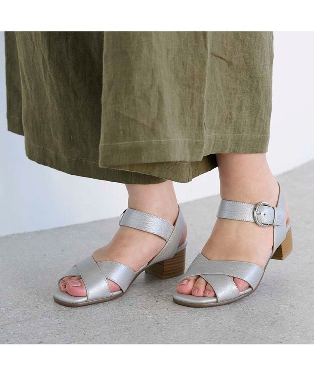 ing <ing>【WEB限定】【3E】ストラップクロスサンダル シルバーメタリック