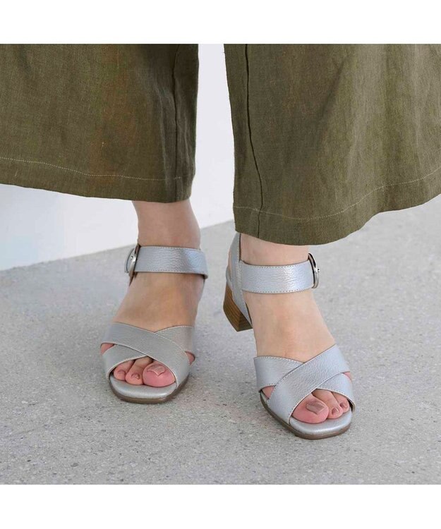 ing <ing>【WEB限定】【3E】ストラップクロスサンダル シルバーメタリック