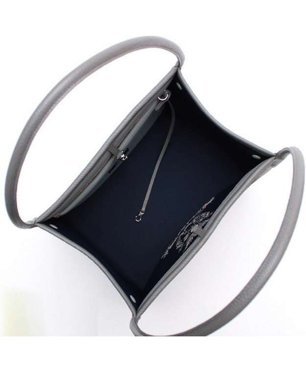 A.D.M.J. ドラマ「続・続・最後から二番目の恋」(フジテレビ)着用　マジックライト/センターリボンベルボトムトートL グリス