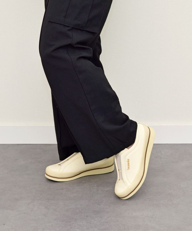 INTER-CHAUSSURES 【BUSSOLA】撥水フラットスリッポンスニーカー アイボリー