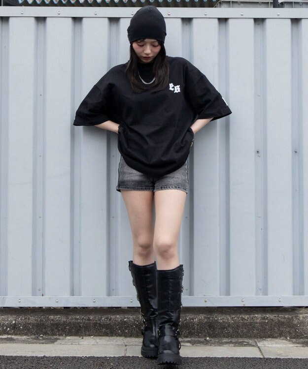 WEGO 【ユニセックス着用ITEM/MLサイズ展開】アクセ付きストレートライングラフィックT（SS） ブラック