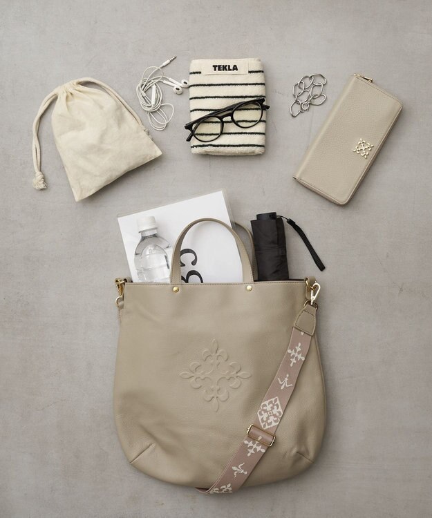 russet 《トートバッグ人気NO.1モデル》スリム2WAYトートバッグ <エンボスモノグラム>(CE-1611) GrayBeige