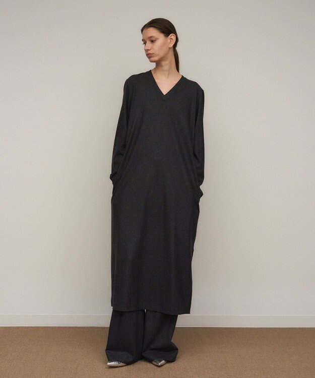 ATON MERINO COLLEGE JERSEY | Vネックドレス CHARCOAL GRAY