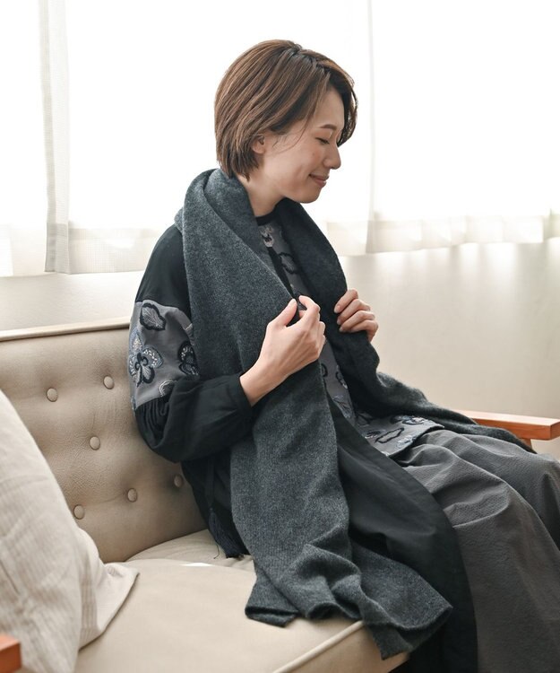 AND WOOL 〈上質な素材と手仕事から生まれたニット〉ホワイトカシミヤ100%の大判ストール チャコールグレー