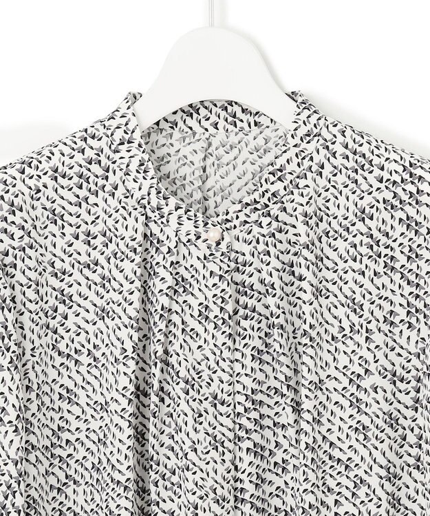 23区 【吸水速乾/UVケア/防シワ性】シャドージオメトリック プリント ブラウス ホワイト系