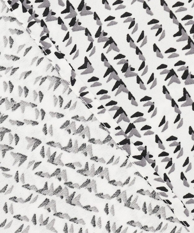 23区 【吸水速乾/UVケア/防シワ性】シャドージオメトリック プリント ブラウス ホワイト系