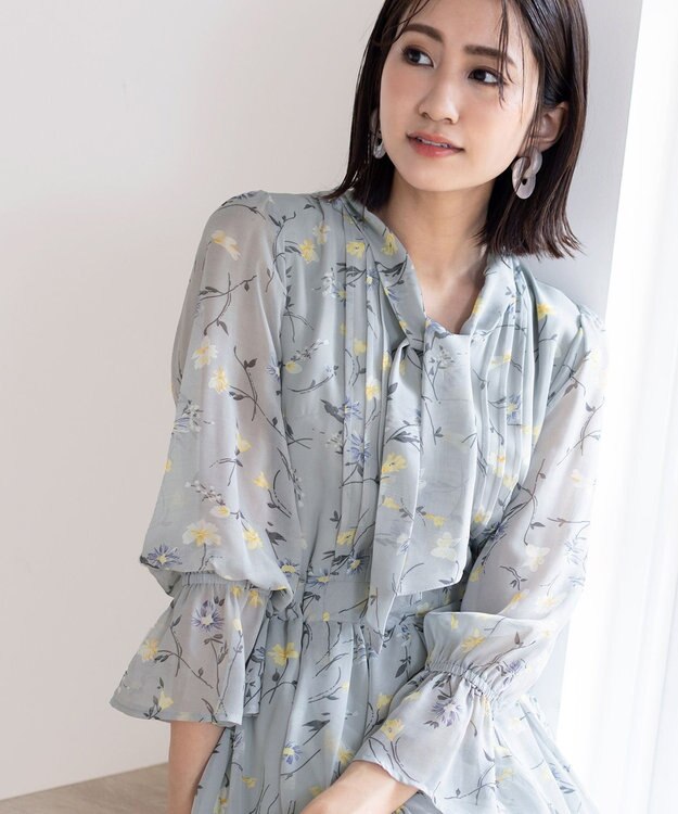 Tiaclasse 【洗える】程良い透け感のプリントボウタイワンピース サックス