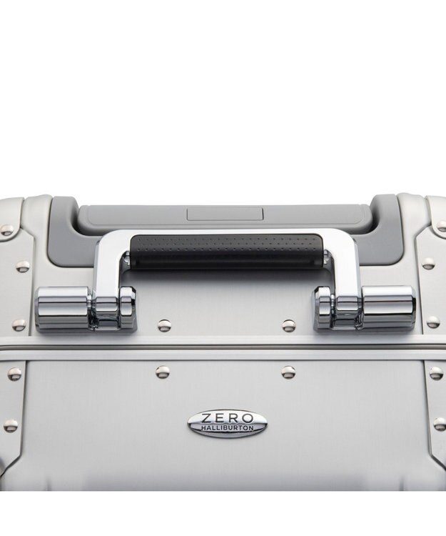 ZERO HALLIBURTON 【雑誌掲載】Classic Aluminum 3.0 機内持ち込みスーツケース 33L 94402 シルバー