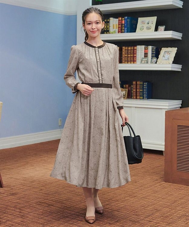 Tiaclasse L 【安田美沙子さん着用・新色/XSサイズ追加・洗える】フラワープリント配色ワンピース モカA