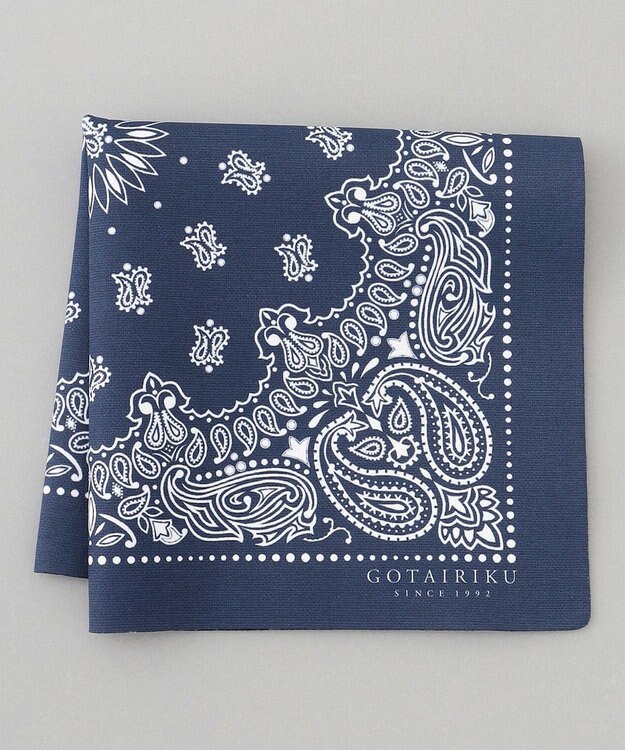GOTAIRIKU BOX入りでギフトに最適【高機能吸水 / 抗菌防臭加工/シワになりにくい】バンダナハンカチ ネイビー×白ペイズリー