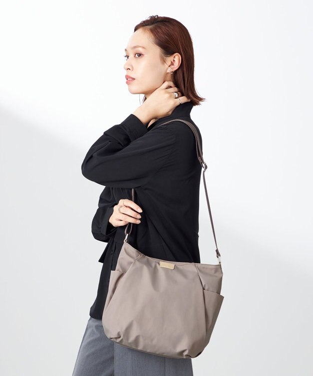 Y'SACCS 【ナイロンタフタ】トラベルショルダー グレージュ