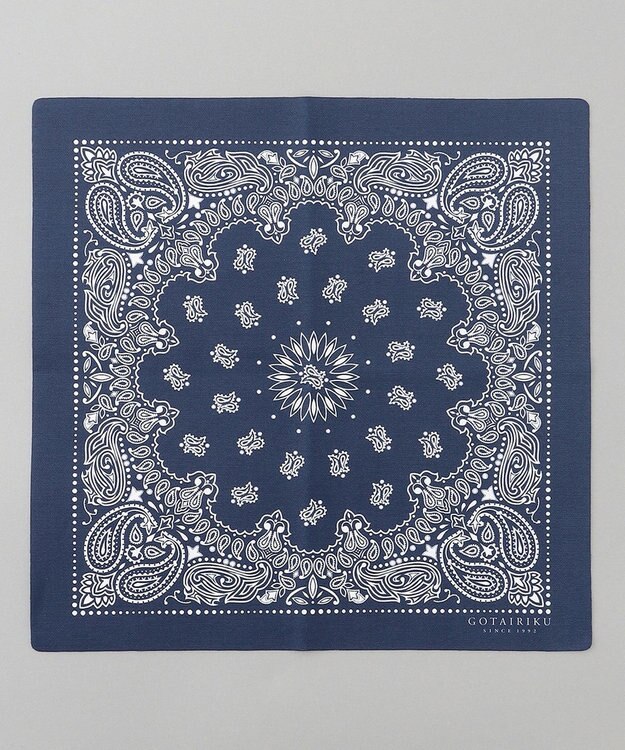 GOTAIRIKU BOX入りでギフトに最適【高機能吸水 / 抗菌防臭加工/シワになりにくい】バンダナハンカチ ネイビー×白ペイズリー