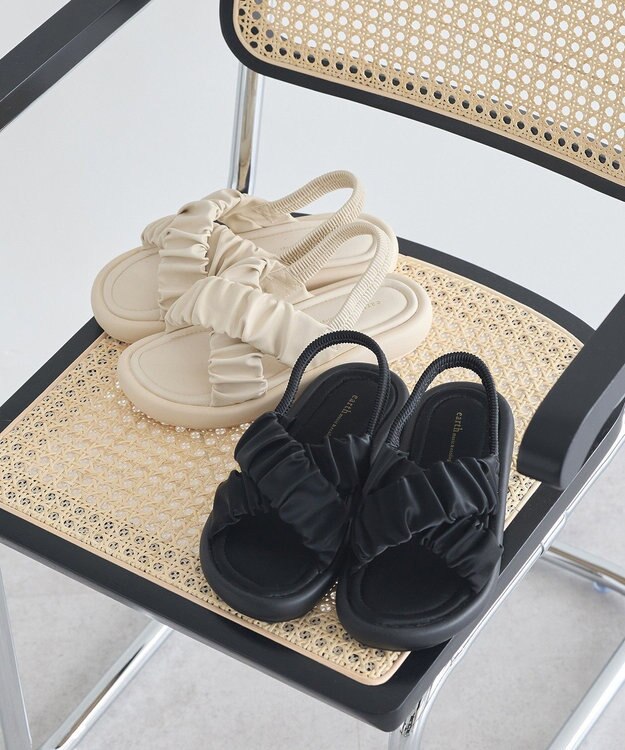 earth music&ecology ギャザークロスサンダル Black