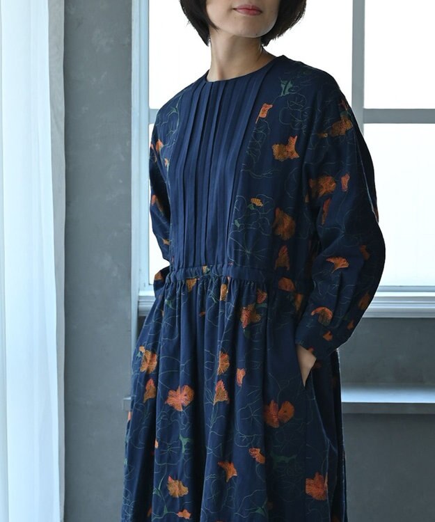 muuc 〈遠州織物の工場で作られた上質なコットンウール生地〉隠しウェスト紐有り ノーカラー ナタチュウムの花刺繍 ワンピース ネイビー
