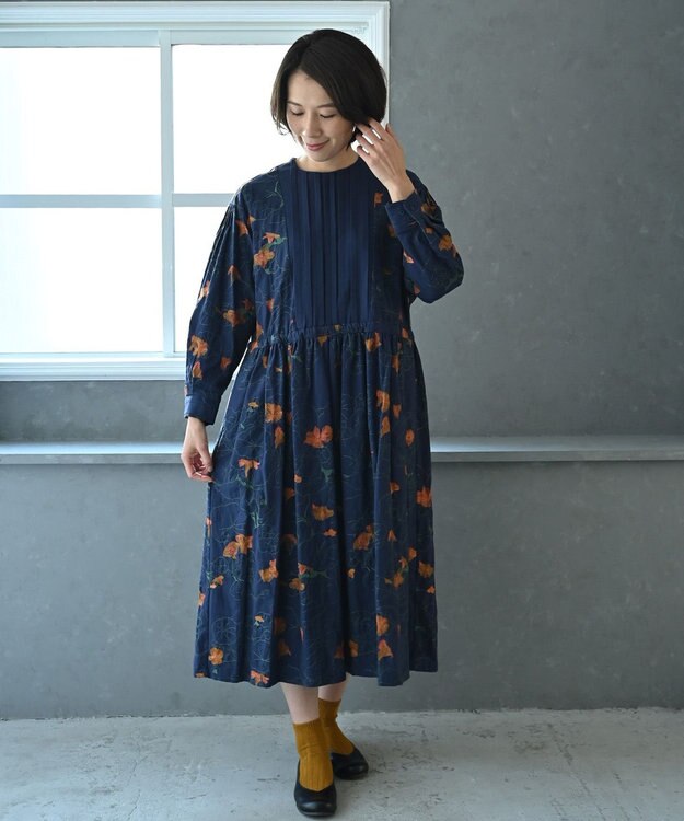 muuc 〈遠州織物の工場で作られた上質なコットンウール生地〉隠しウェスト紐有り ノーカラー ナタチュウムの花刺繍 ワンピース ネイビー