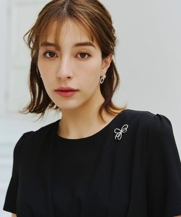 Tiaclasse クロスリボンデザインブローチ シルバー