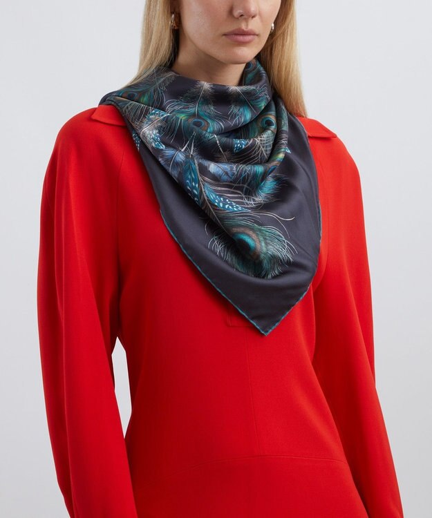 LIBERTY. ピーコック マナー プリューム シルクスカーフ 90 ネイビー