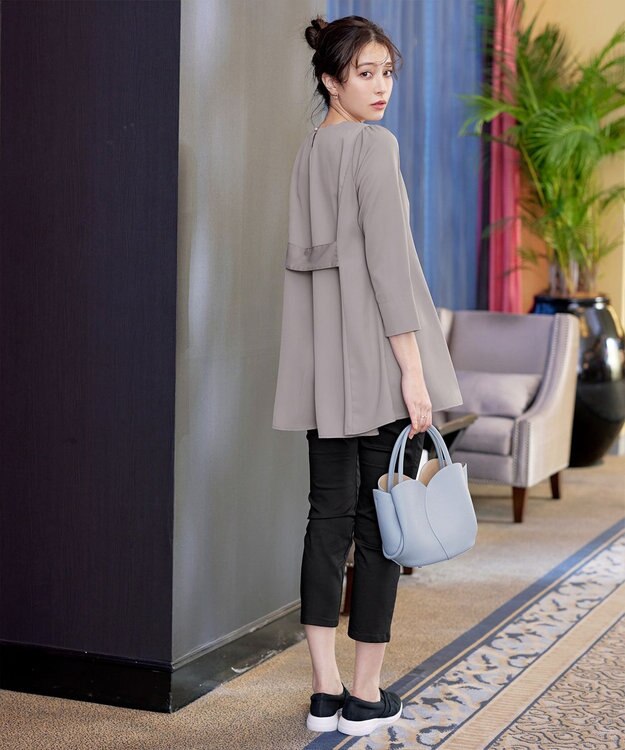 Tiaclasse 【小倉優子さん着用・選べる袖TYPE・洗える】バックフレアチュニック 七分袖グレージュ