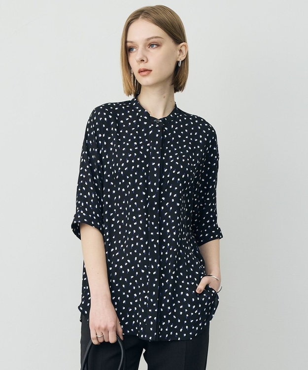 ICB 【WEB限定カラーあり】BackSatinAmunzen 5分袖バンドカラーブラウス ブラック×モチーフドット柄