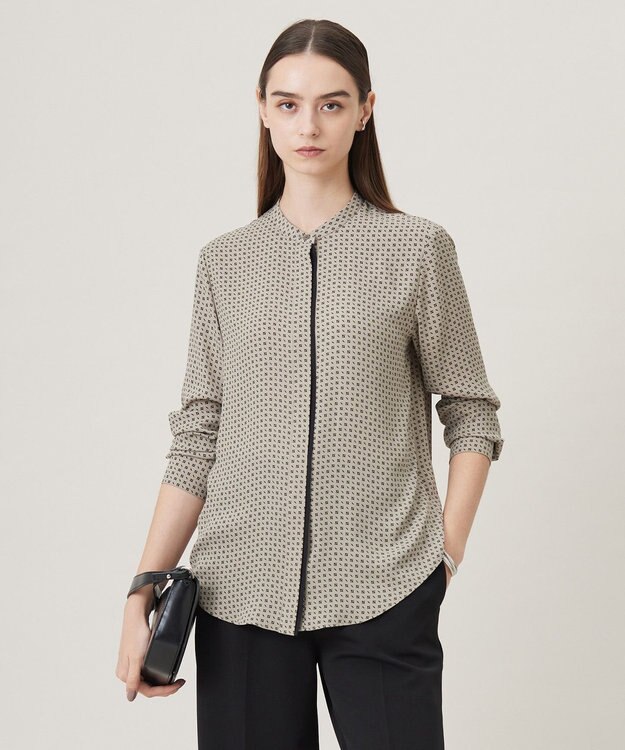 ICB L 【UVケア・速乾・洗える】BackSatinAmunzen バンドカラーブラウス カーキ×ブラック柄系